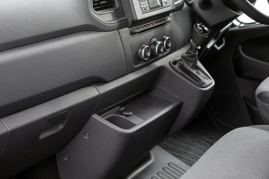 Детали интерьера Renault Master Luton Box by TruckCraft Bodies 2020 года  (UK) (фото 3 из 9)